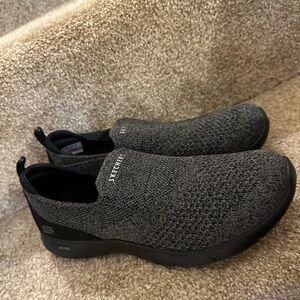 Sketchers air-cooled arch fit- NEVER WORN